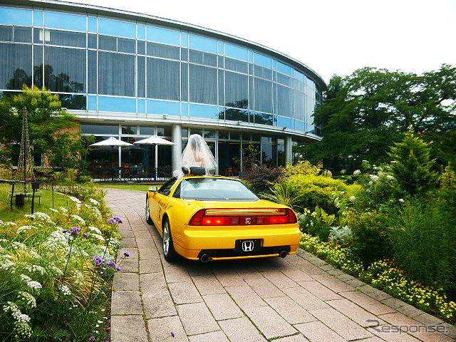 鈴鹿サーキットが2015年6月14日に実施したブライダルフェアのようす。参加したカップルたちは、国際レーシングコースやVIP席が“挙式会場”となる場面を想像しながら見学していた