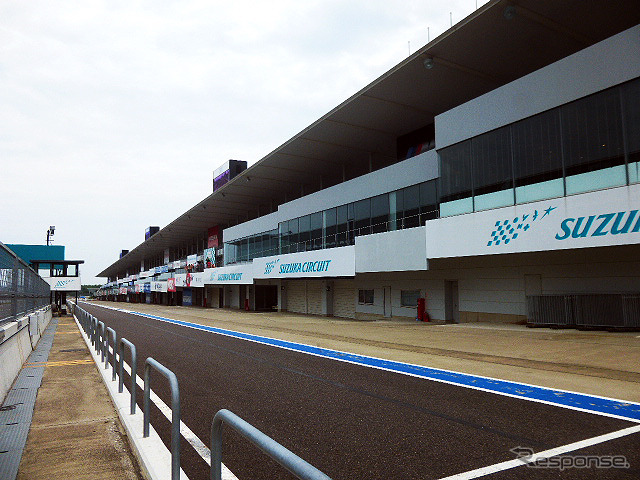 鈴鹿サーキットが2015年6月14日に実施したブライダルフェアのようす。参加したカップルたちは、国際レーシングコースやVIP席が“挙式会場”となる場面を想像しながら見学していた
