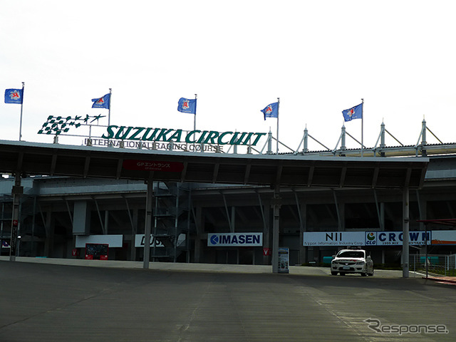 鈴鹿サーキットが2015年6月14日に実施したブライダルフェアのようす。参加したカップルたちは、国際レーシングコースやVIP席が“挙式会場”となる場面を想像しながら見学していた