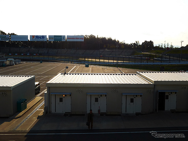 鈴鹿サーキットが2015年6月14日に実施したブライダルフェアのようす。参加したカップルたちは、国際レーシングコースやVIP席が“挙式会場”となる場面を想像しながら見学していた