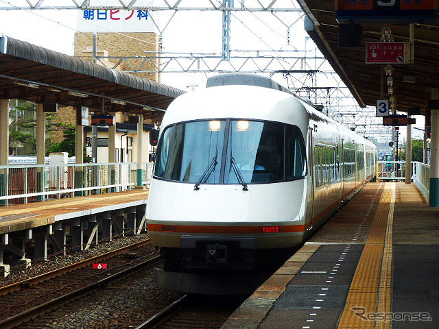 鈴鹿サーキットの最寄り駅のひとつ、白子駅(近鉄)。名古屋行き特急列車が滑り込む