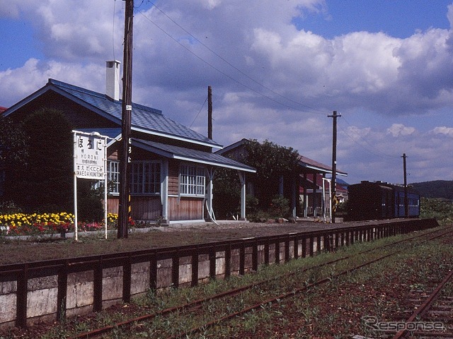 幌似駅は廃止後も記念公園として残されたが、現在は道路整備により公園全体が移動している。写真は移動前（1990年）。