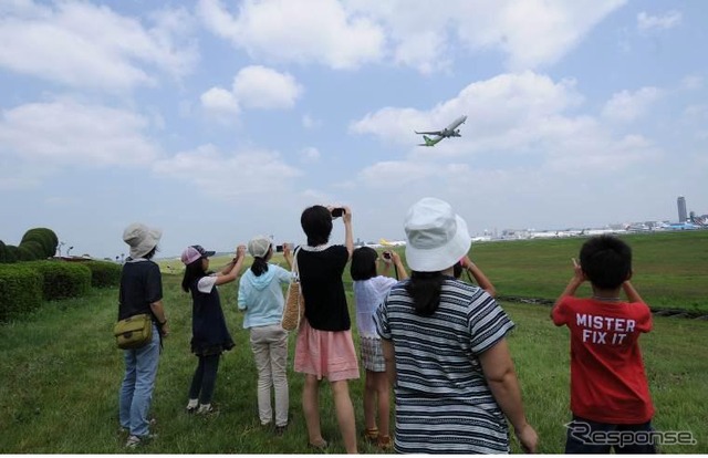 航空機の離発着を見学