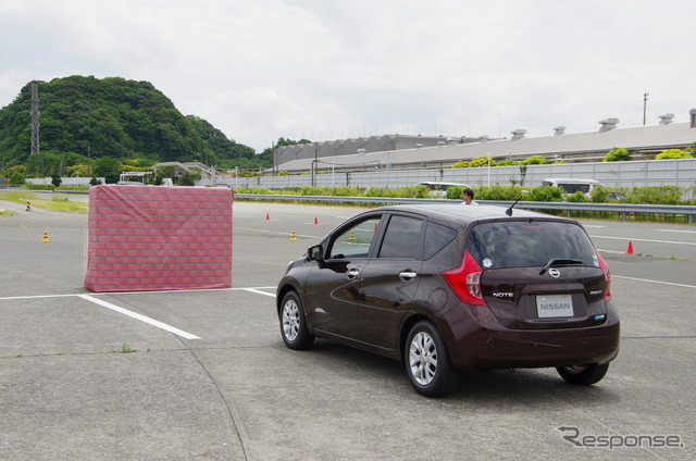 進行方向に障害物を検知した状態でアクセルを踏み込むと、画面表示と警告音でドライバーに注意を喚起するともに、出力を絞る。さらに衝突寸前までいくと自動ブレーキが強くかかり衝突を防止する。