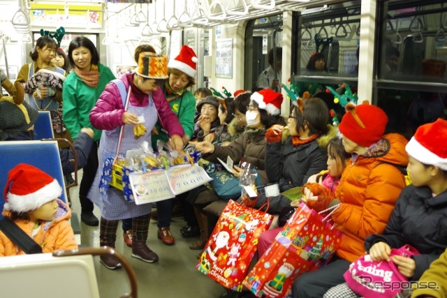 昨年度の「あおてつマルシェ」の様子。車内では産直品の販売なども行われる。