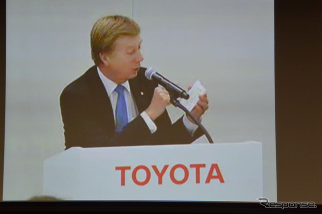 東京会場に中継されたトヨタ自動車ディディエ・ルロワ副社長の懇談会映像