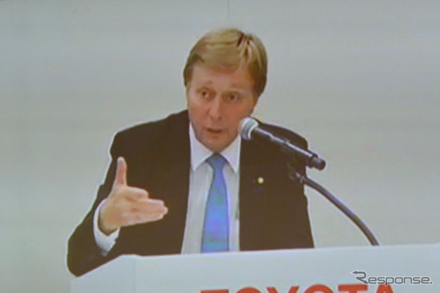 東京会場に中継されたトヨタ自動車ディディエ・ルロワ副社長の懇談会映像