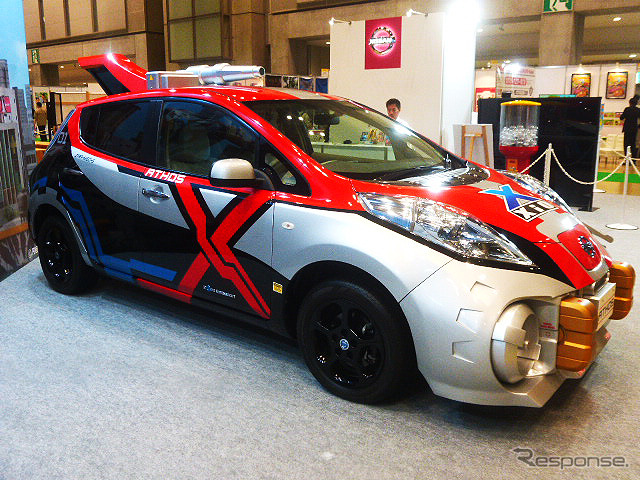 日産は、7月14日からテレビ東京系でオンエアされる『ウルトラマンX』に登場する架空の乗り物、ジオアトスを展示(東京おもちゃショー2015)