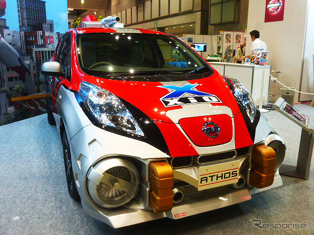 日産は、7月14日からテレビ東京系でオンエアされる『ウルトラマンX』に登場する架空の乗り物、ジオアトスを展示(東京おもちゃショー2015)