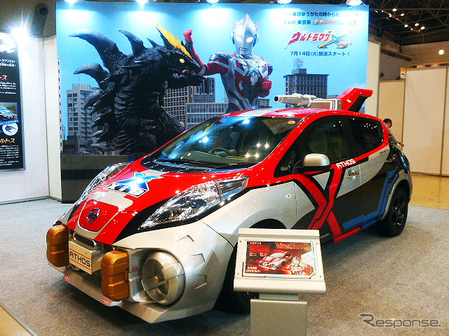 日産は、7月14日からテレビ東京系でオンエアされる『ウルトラマンX』に登場する架空の乗り物、ジオアトスを展示(東京おもちゃショー2015)