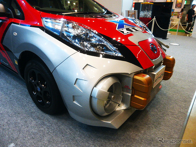 日産は、7月14日からテレビ東京系でオンエアされる『ウルトラマンX』に登場する架空の乗り物、ジオアトスを展示(東京おもちゃショー2015)