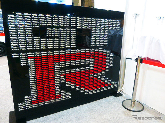 日産は、『GT-R』のトミカ(タカラトミー)400個で描いた「GT-R」のオブジェも展示(東京おもちゃショー2015)