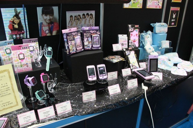 女子向けのスマホ+ウェアラブル端末型おもちゃ。小学生までに人気