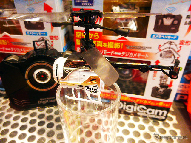 シー・シー・ピーは7月に発売するカメラ付き超小型ヘリコプターを展示 （東京おもちゃショー2015）