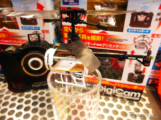 シー・シー・ピーは7月に発売するカメラ付き超小型ヘリコプターを展示 (東京おもちゃショー2015)