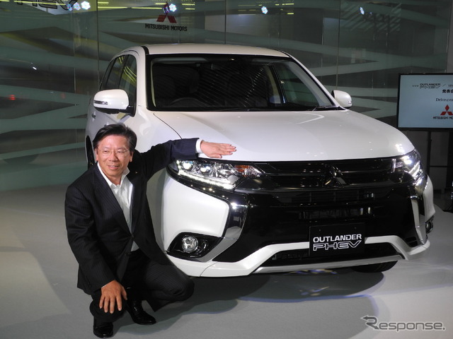 三菱自動車の相川哲郎社長と新型「アウトランダーPHEV」