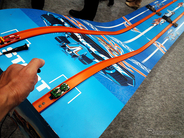 ホットウィールを走らせて楽しむ“新コース”が展示された(東京おもちゃショー2015)