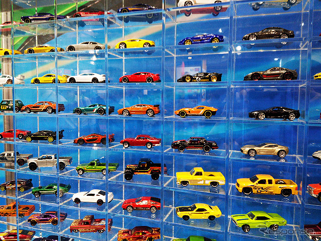 ホットウィールを走らせて楽しむ“新コース”が展示された(東京おもちゃショー2015)