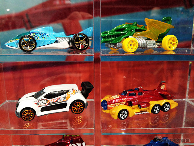 ホットウィールを走らせて楽しむ“新コース”が展示された(東京おもちゃショー2015)