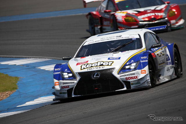 GT500予選6位、現在ポイントトップの#37 RC F。後方はGT300予選5位の#31 プリウス。