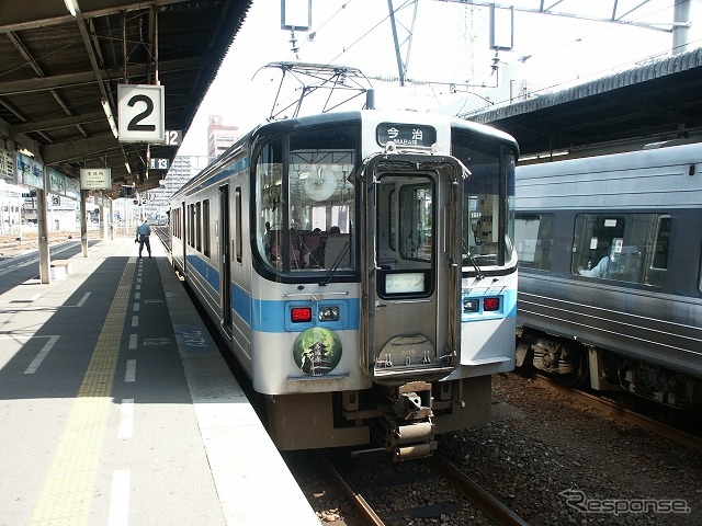 「学生限定夏休み四国フリーきっぷ」は特急列車と普通列車の普通車自由席が利用できる。写真は予讃線の普通列車。