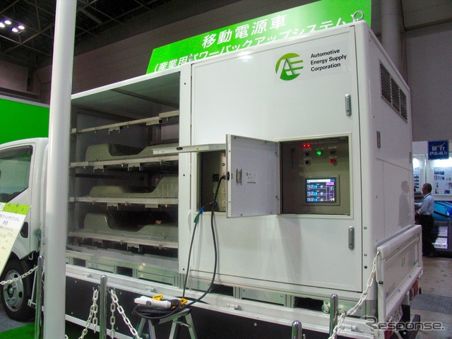 移動電源車の荷台はコンテナとなっており、トラックから降ろして設置もできる。内部にはリーフのバッテリーユニットがそのまま積み込まれている