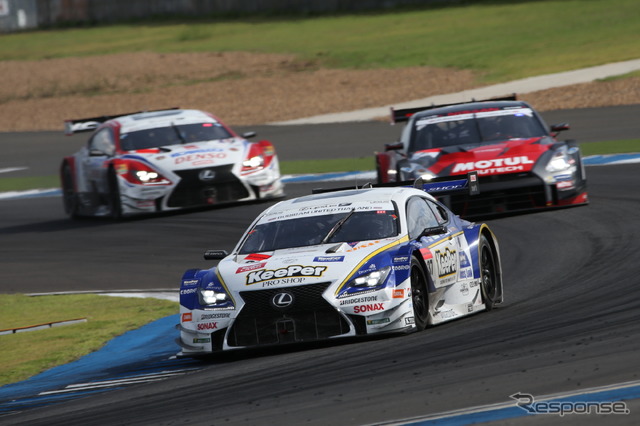 写真先頭の#37 RC Fは決勝6位。後方右の#1 GT-Rは決勝5位。