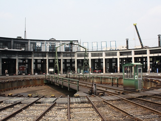 梅小路蒸気機関車館の転車台と扇形車庫。8月30日に閉館する。