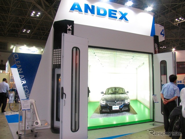 アンデックスは塗装ブースのメーカー。ブース前面には塗装ブースを燃したディスプレイが施されていた