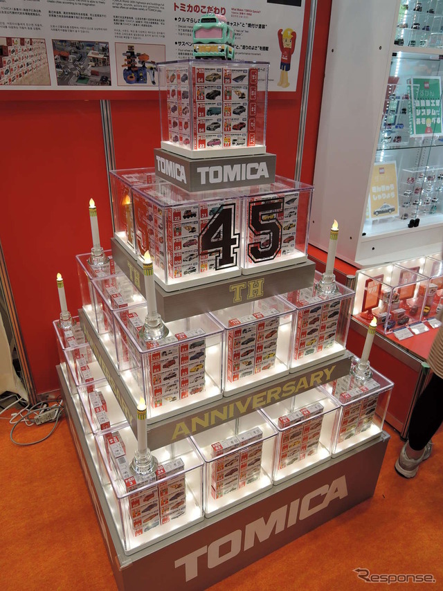 トミカコーナーでは45周年をアピール