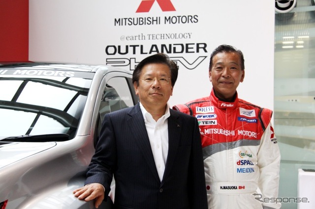 三菱自動車工業取締役社長兼COOの相川哲郎氏(左)と監督兼ドライバーの増岡浩氏