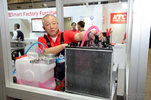 KTCの実演パフォーマンス(オートサービスショー2015)