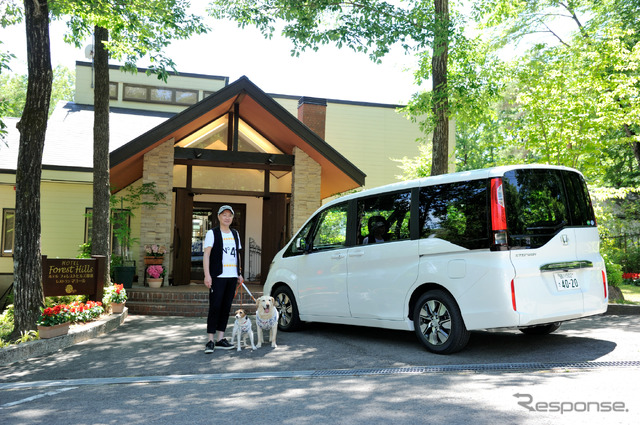 ホンダ ステップワゴンと愛犬の旅。初夏の那須をめざした。写真はフォレストヒルズ那須に到着したところ