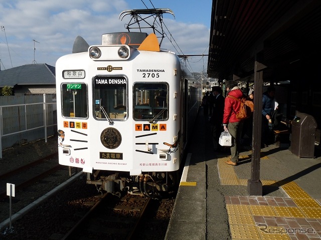 貴志駅に停車中の「たま電車」。屋根上に取り付けられた「猫耳」が特徴的だ。