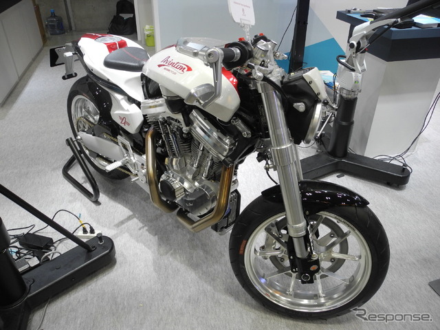 ヘキサゴン・メトロジーのブースに展示されている「アヴィントン コレクター ロードスター」
