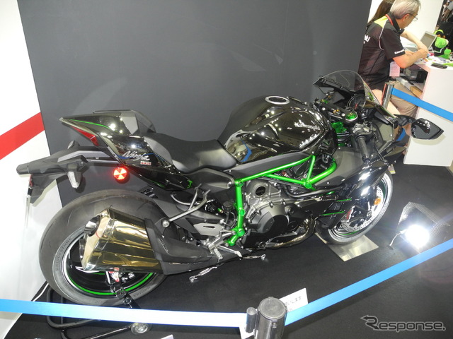 川重テクノロジーのブースに展示されている「Ninja H2」