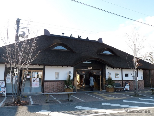 貴志駅はネコの顔をイメージしたデザインの駅舎に建て替えられた。