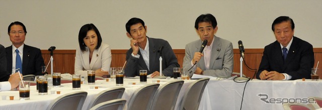 要望を受け取った自民党オートバイ議員連盟役員