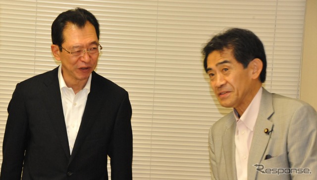 自民党オートバイ議連で顔をそろえた日本自動車工業会の池史彦会長と逢沢一郎議連会長