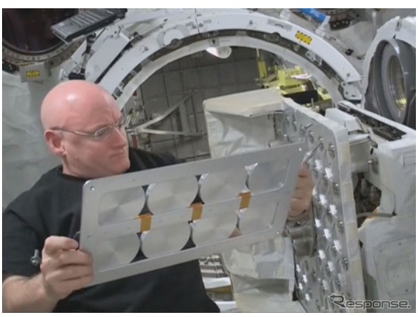 ISS「きぼう」船内に回収したFree-Space PADLES を確認する、スコット・ケリー宇宙飛行士