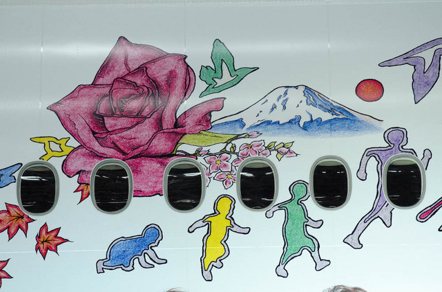 嵐・大野智デザインのボーイングが空を飛ぶ!…JAL Fly to 2020 特別塗装機お披露目会