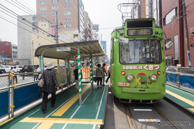 西側へ約100m一時移設された西4丁目停留場。左側(南側)が乗車用、右側(北側)が降車用の停留場。