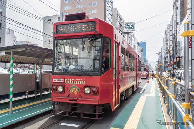 乗車用停留場に電車が入っている場合、後続電車は渡り線の手前に停車し、降車客を降ろす。