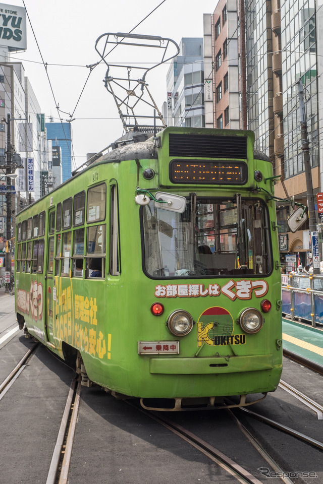 渡り線を通る電車。