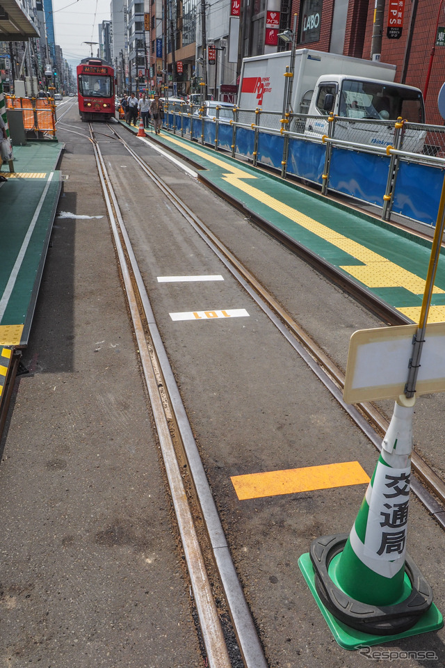 軌道敷に設置された停止目標。オレンジ色が低床電車用で、M101単独の停止目標もある。
