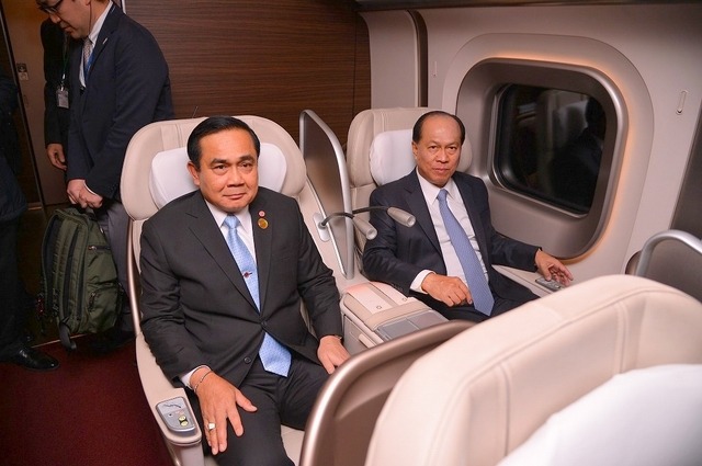 プラユット首相(前タイ陸軍司令官)(左)とアヌポン内相(元タイ陸軍司令官)