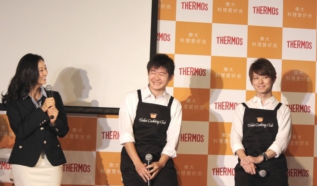 東大料理愛好会のメンバーたちと話をしている菊川怜