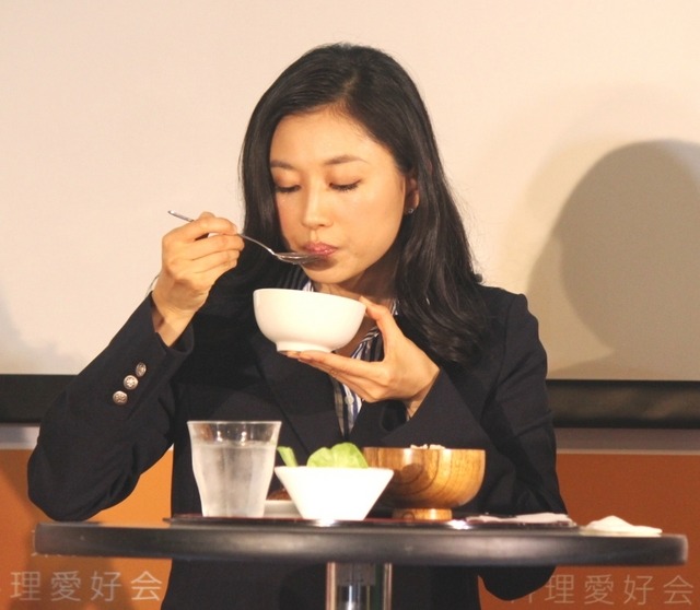 菊川怜が“育脳レシピ”のスープを試食しているところ