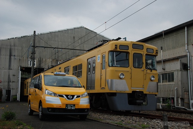 西武ハイヤーは西武鉄道の黄色い電車（右）に似せた「幸運の黄色いタクシー」（左）を7月から運行する。