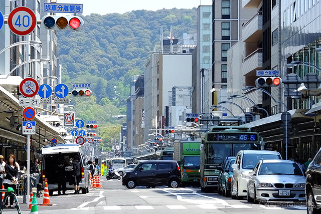 京都・四条通の四条烏丸交差点と河原町交差点の間。信号の色と種別に注目